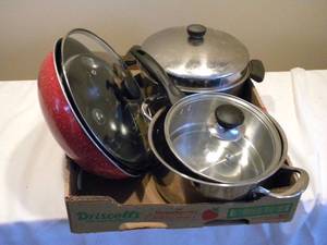 lot 32 image: Red speckled fry pan & cookware