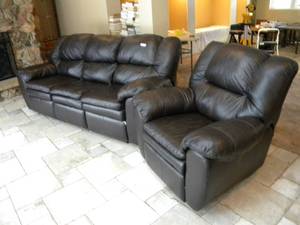 lot 39 image: Recliner & matching double couch