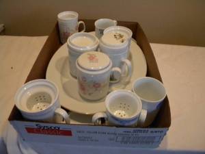 lot 47 image: Mugs with tea strainers