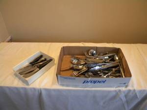 lot 52 image: Flatware & steak knives