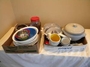 lot 54 image: Bean pot, bowls & mugs