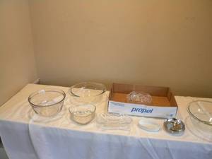 lot 61 image: Clear glass bowls