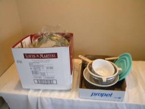 lot 62 image: Assorted bowls, platters, relish trays