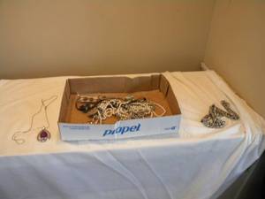 lot 63 image: Jewelry, beads, chains