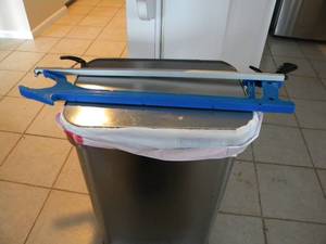 lot 75 image: SS Waste basket w2 grabbers