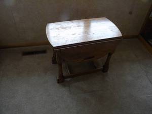 lot 83 image: Small drop leaf end table wdrawer