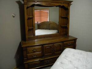 lot 86 image: Queen bedroom set, dresser, night st.