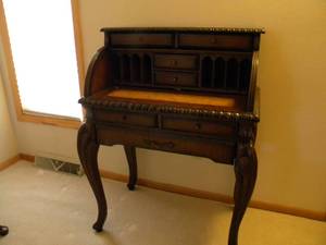 lot 87 image: Small roll top desk