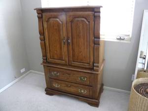 lot 92 image: Clothing Armoire-1 drawer needs glue