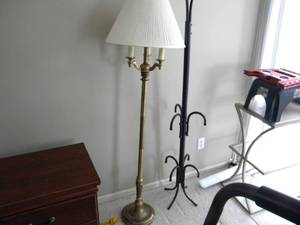 lot 95 image: Heavy floor lamp & coat rack