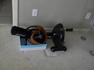 lot 105 image: Exercise pedal unit, belt, hand loops