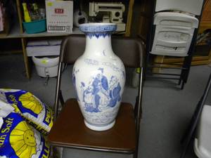 lot 124 image: B-Chinese Vase 18 T