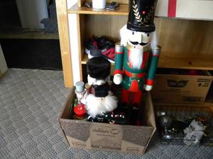 lot 133 image: B-Box of Christmas nut crackers