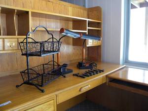 lot 148 image: B-2) Desk lamps, Faith sign, metal basketss