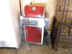 lot 203 image: G-Red Gas grill w electronic ignition
