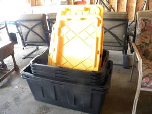 lot 208 image: G-6 Tubs and lids-4 med and 2 large
