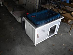 lot 212 image: G-Dog house and kennel