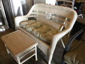 lot 214 image: G-Wicker set-Loveseat and Table