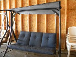 lot 220 image: G-Yard Swing with cushion