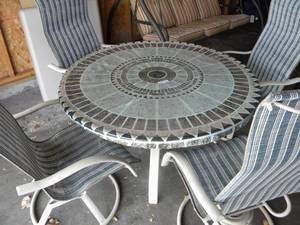 lot 224 image: G-Patio set-Round table w 4 chairs