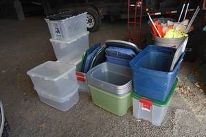 lot 226 image: 20 poly tubs, clear and colored, some with lids