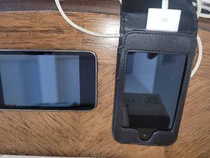lot 231 image: 2) I-pods or cell phones