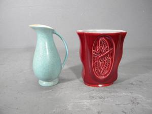 lot 14 image: Red Wing&nbsp Vase &amp Pitcher with repaired handle