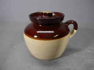 lot 17 image: Roseville Bean pot with lid