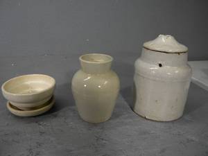 lot 18 image: McCoy & Weiman snuff jar