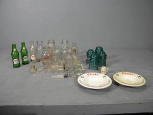 lot 21 image: 2) Coors ashtrays, 4) blue insulators