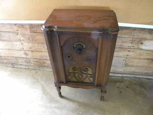lot 37 image: Floor model radio caseno radio