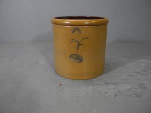 lot 69 image: 2 gal Beehive with salt glaze & chip