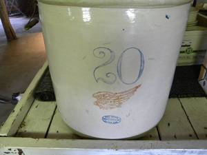 lot 91 image: 20 gal Red Wing wWing and Oval