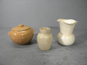 lot 96 image: 2 Red Wing vase, snuff jar, bean pot