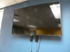 lot 4 image: Hisense Flat Screen TV wwall mount-39