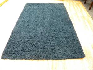 lot 14 image: Rug 5 x 8 Blue thick shag rug wgood backing