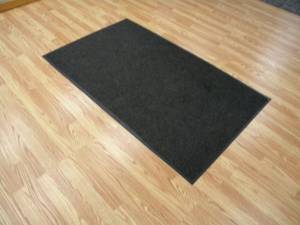 lot 29 image: Rubber back rug 3 x 5
