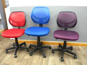 lot 83 image: 3) Office chairs, Red, Blue & Purple