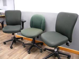 lot 82 image: 3) Green office chairs w5 casters