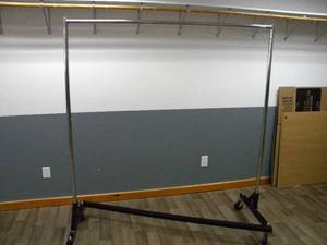 lot 96 image: Vevor Black Z clothing rack on rollers