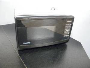 lot 107 image: Danby Microwave oven