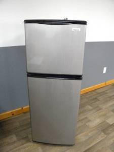lot 109 image: Magic Chef Fridge Freezer 48 x 18 x 18