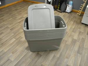 lot 118 image: 10) Sterilite 30 gal tubs with lids