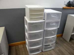 lot 127 image: Plastic four drawer and misc organizers