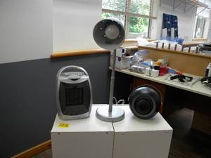 lot 131 image: 2) Electric heaters and desk lamp