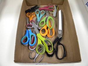 lot 147 image: Flat of scissors 12 plus