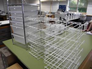 lot 226 image: 2) Wire racks, 6 plastic trays