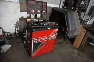 lot 2 image: Coats Model 1001 Direct Drive Wheel Balancer