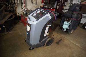 lot 25 image: Robinair AC Recycler AC 1234 wcover