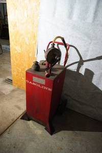 lot 31 image: Gasoline caddy with frozen pump